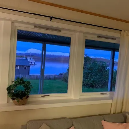 With Two Bedrooms, Close To The Airport, Great View Appartement Kvaloya