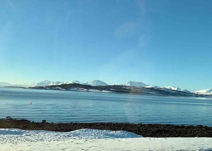 With Two Bedrooms, Close To The Airport, Great View Appartement Kvaloya