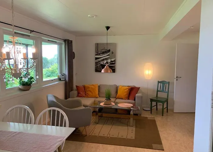 With Two Bedrooms, Close To The Airport, Great View *