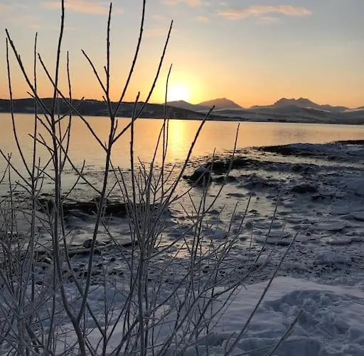 With Two Bedrooms, Close To The Airport, Great View Kvaloya