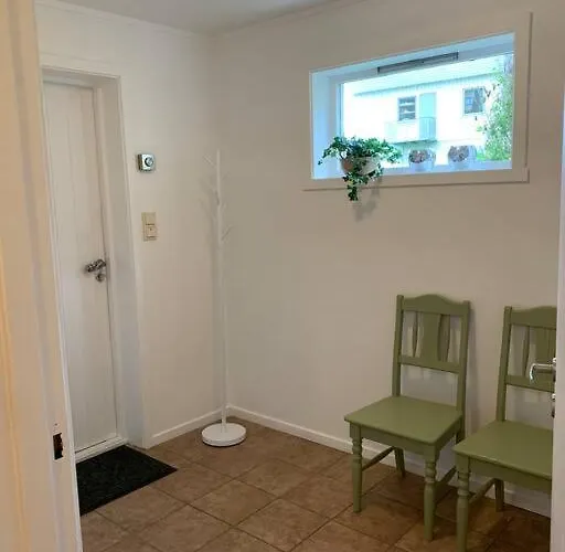 With Two Bedrooms, Close To The Airport, Great View 아파트 Kvaloya