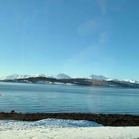 With Two Bedrooms, Close To The Airport, Great View Apartament Kvaloya