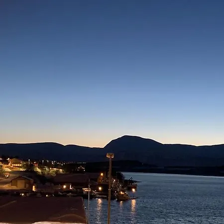 With Two Bedrooms, Close To The Airport, Great View Kvaloya